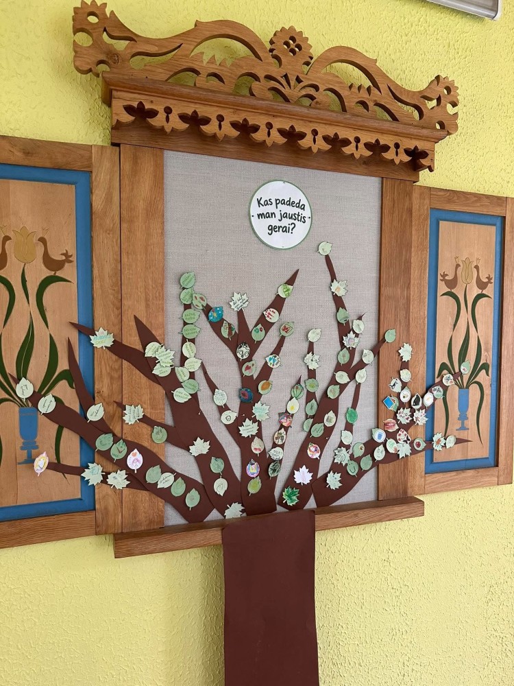 Psichologės Gretos iniciatyva vaikai kartu su pedagogais kalbėjosi apie emocijas ir tai, kas padeda jaustis gerai. Savo mintimis, piešiniais ir gražiomis idėjomis jie papuošė bendrą Gerų jausmų medį. 